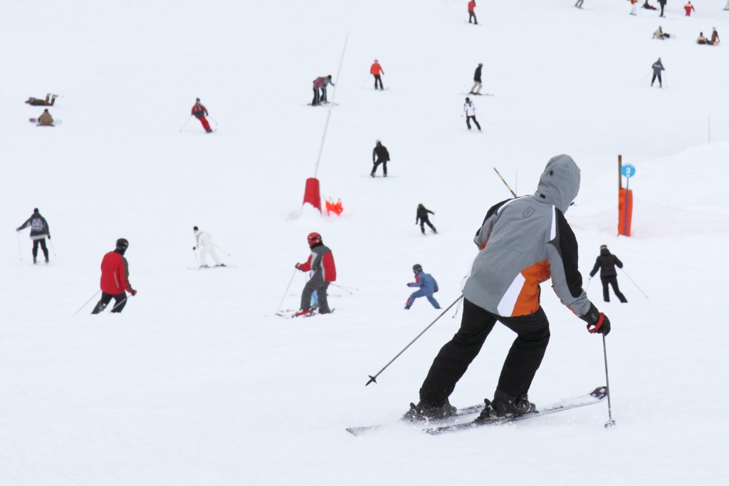 people learnign to ski
