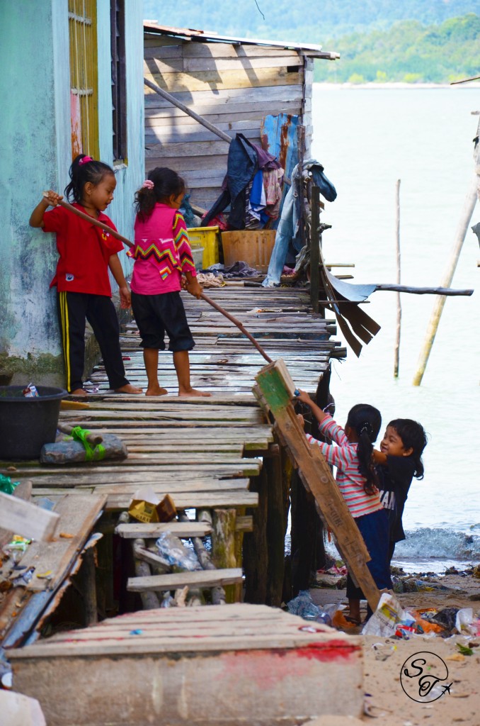 Children playing on Jang Island